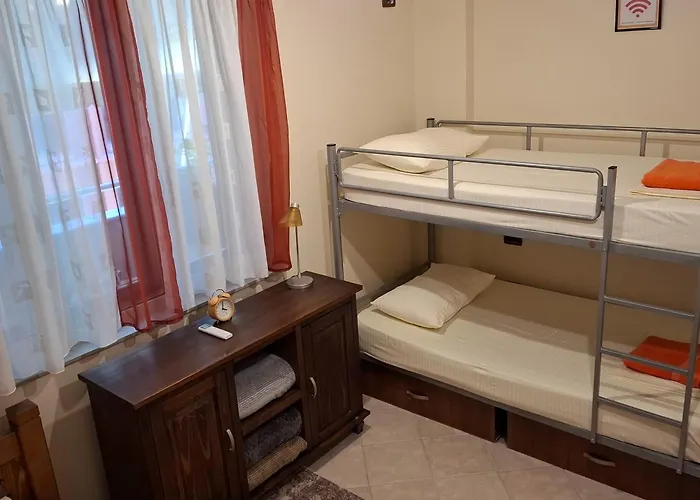 Vandrerhjem Nena Semi